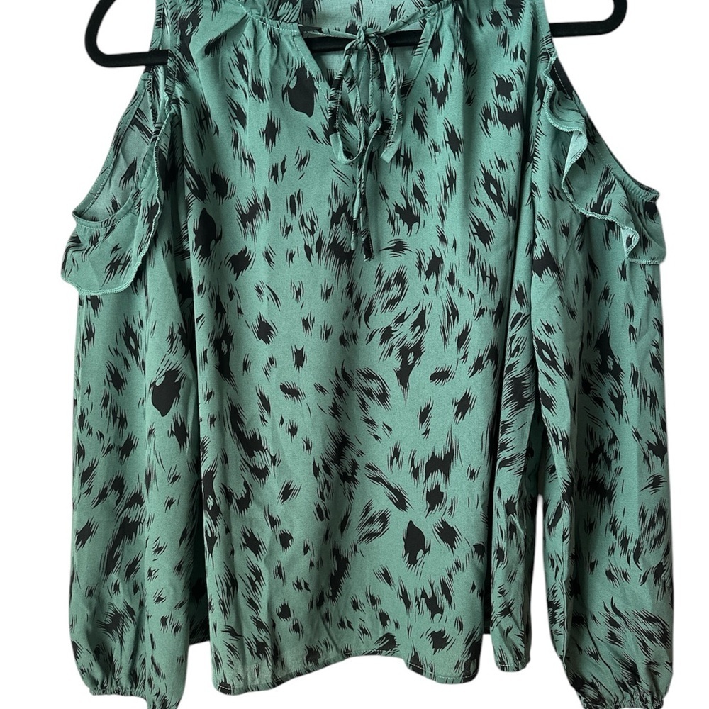 Green Cold Shoulder Lightweight Long Sleeves Medium Top Brand New